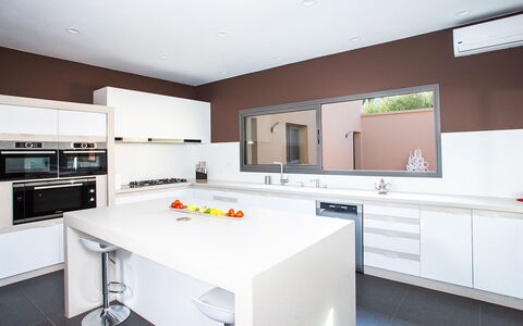 Villa Jamalu: Keuken, Interieur Ontwerp, Cabinetry, Countertop, Toestel Van De Keuken, Flooring, Plafond, Hout, Meubilair, Lichte Inrichting