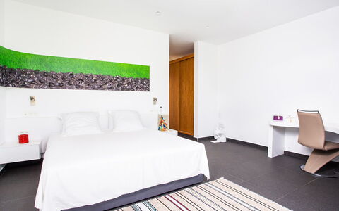 Villa Jamalu: Flooring, Verdieping, Interieur Ontwerp, Slaapkamer, Houten Vloer, Hoofdkussen, Bed, Hotel, Kussen Gooien, Bedding