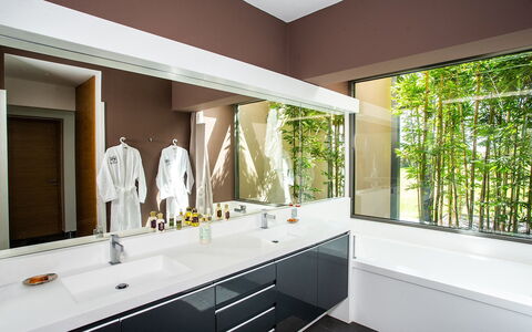 Villa Jamalu: Interieur Ontwerp, Loodgieterswerkinrichting, Badkamer, Muur, Wastafel In De Badkamer, Wastafel, Flooring, Countertop, Kraan, Huis