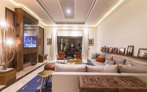 Villa Annarosa: Meubilair, Interieur Ontwerp, Flooring, Bankstel, Verdieping, Plafond, Hout, Woonkamer, Verlichting, Kamer
