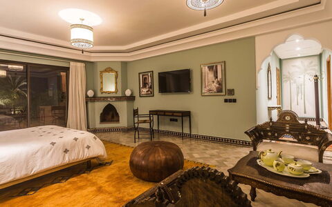 Villa Annarosa: Interieur Ontwerp, Meubilair, Plafond, Flooring, Verdieping, Slaapkamer, Verlichting, Bed, Lichte Inrichting, Kamer