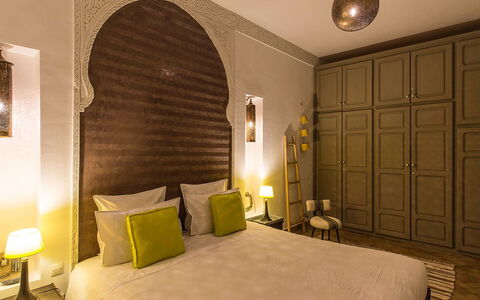 Riad Special: Interieur Ontwerp, Flooring, Verdieping, Meubilair, Slaapkamer, Verlichting, Bed, Laken, Kamer, Bedding