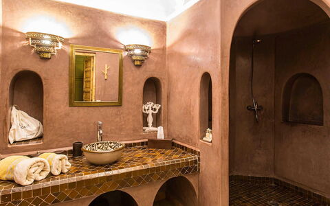 Riad Special: Interieur Ontwerp, Flooring, Verdieping, Plafond, Loodgieterswerkinrichting, Loodgieter, Lichte Inrichting, Tegel, Kraan, Badkamer