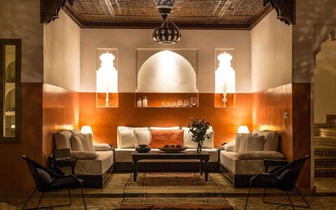 Riad Special: Meubilair, Interieur Ontwerp, Verlichting, Flooring, Plafond, Verdieping, Bankstel, Kamer, Lichte Inrichting, Woonkamer