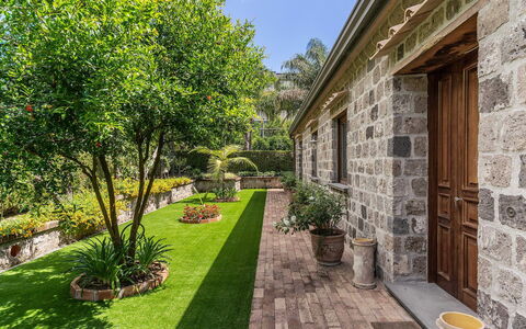 Villa Romantic Garden: Tuin, Struik, Groundcover, Steen, Flagstone, Landscaping, Backyard, Gazon, Werf
