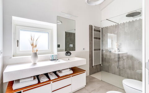 Villa Romantic Garden: Badkamer, Interieur Ontwerp, Loodgieterswerkinrichting, Flooring, Wastafel In De Badkamer, Verdieping, Wastafel, Spiegel, Badkamerkast, Kraan