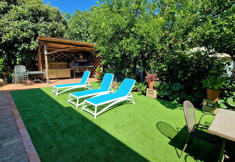 Villa Romantic Garden: Tuin, Struik, Meubilair, Buitenmeubels, Backyard, Schaduw, Gazon, Eco Hotel, Zwembad, Toevlucht