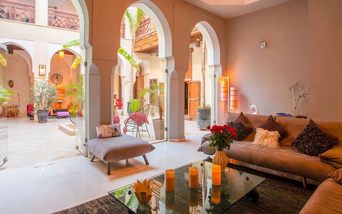 Riad Ikram: Interieur Ontwerp, Woonkamer, Appartement, Huis, Verdieping, Kamer, Bankstel, Kamerplant, Hoofdkussen