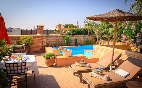 Riad Ikram: Zwembad, Meubilair, Toevlucht, Buitenmeubels, Ligstoel, Bloempot, Stoel, Paraplu, Kamerplant, Eco Hotel