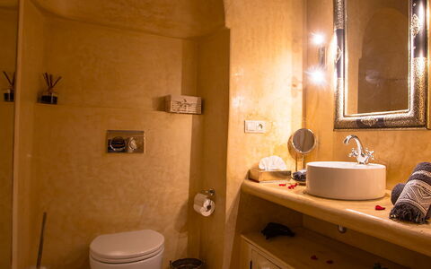 Riad Ikram: Wastafel In De Badkamer, Muur, Loodgieterswerkinrichting, Interieur Ontwerp, Flooring, Badkamer, Verdieping, Wastafel, Kraan, Kamer