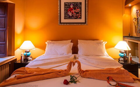 Riad Ikram: Meubilair, Interieur Ontwerp, Bed, Slaapkamer, Oranje, Laken, Kamer, Bedding, Verdieping, Textiel