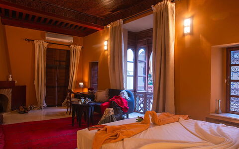 Riad Ikram: Interieur Ontwerp, Verlichting, Kamer, Plafond, Beits, Lichte Inrichting, Hardwood, Gieten, Stoel, Gordijn