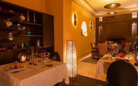 Riad Ikram: Meubilair, Interieur Ontwerp, Tafel, Oranje, Verlichting, Stoel, Keuken En Eettafel, Flooring, Tafelkleed, Eetkamer