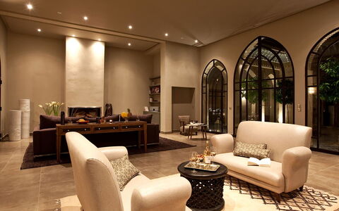 Villa Orange Trees: Meubilair, Interieur Ontwerp, Flooring, Bankstel, Verdieping, Woonkamer, Huis, Verlichting, Plafond, Kamer