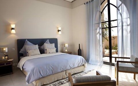 Villa Orange Trees: Meubilair, Interieur Ontwerp, Slaapkamer, Bed, Verdieping, Flooring, Textiel, Kamer, Verlichting, Plafond