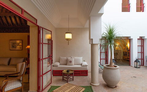 Dar Splendid: Rood, Interieur Ontwerp, Flooring, Verdieping, Meubilair, Kamer, Plafond, Woonkamer, Tapijt, Lichte Inrichting