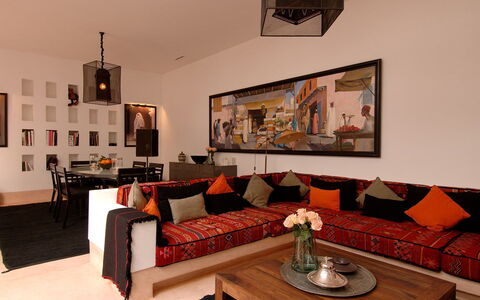 Dar Sami: Meubilair, Interieur Ontwerp, Bankstel, Muur, Flooring, Verdieping, Woonkamer, Textiel, Verlichting, Huis