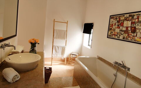 Dar Sami: Muur, Interieur Ontwerp, Flooring, Loodgieterswerkinrichting, Verdieping, Badkamer, Verlichting, Loodgieter, Bad, Plafond