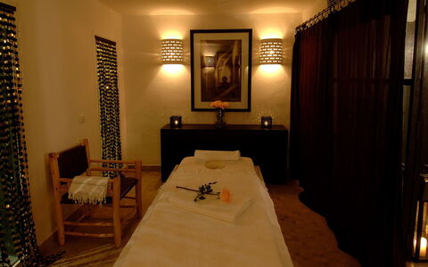 Dar Sami: Interieur Ontwerp, Verdieping, Bed, Gordijn, Hotel, Hardwood, Slaapkamer, Lichte Inrichting, Lamp