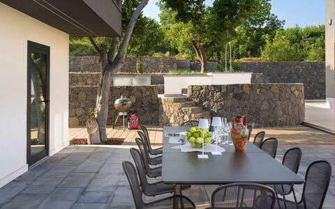 Villa Cloris: Meubilair, Buitenmeubels, Stoel, Schaduw, Buitentafel, Keuken En Eettafel, Tuin, Patio, Landscaping, Binnenplaats