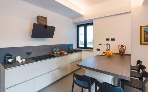 Villa Cloris: Keuken, Countertop, Interieur Ontwerp, Toestel Van De Keuken, Flooring, Fornuis, Major Appliance, Cabinetry, Huishoudapparatuur, Meubilair