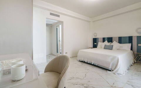 Villa Shelly: Interieur Ontwerp, Flooring, Verdieping, Meubilair, Slaapkamer, Plafond, Kamer, Bed, Bedding, Laken