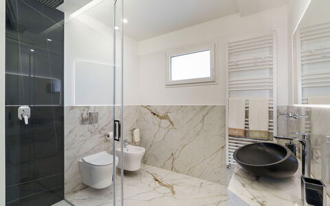 Villa Shelly: Flooring, Interieur Ontwerp, Muur, Verdieping, Loodgieterswerkinrichting, Badkamer, Kraan, Wastafel, Plafond, Tegel