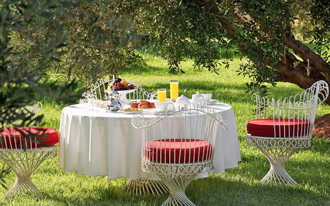 Villa Susan: Meubilair, Tafelkleed, Buitenmeubels, Buitentafel, Gazon, Tuin, Stoel, Werf, Linens, Park