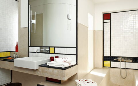 Villa Susan: Muur, Interieur Ontwerp, Flooring, Loodgieterswerkinrichting, Verdieping, Badkamer, Loodgieter, Tegel, Kraan, Wastafel In De Badkamer