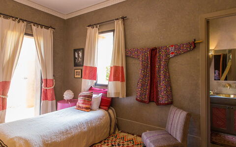 Villa Zagar: Interieur Ontwerp, Meubilair, Muur, Verdieping, Slaapkamer, Kamer, Hout, Flooring, Linens, Bed