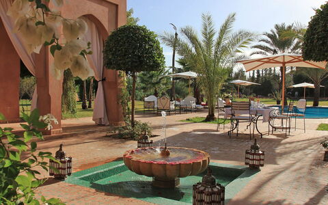 Dar Maril: Toevlucht, Zwembad, Paraplu, Hacienda, Tuin, Buitenmeubels, Binnenplaats, Landscaping, Schaduw