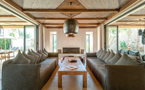 Dar Sun: Meubilair, Hout, Verdieping, Interieur Ontwerp, Huis, Flooring, Plafond, Woonkamer, Beits, Bankstel