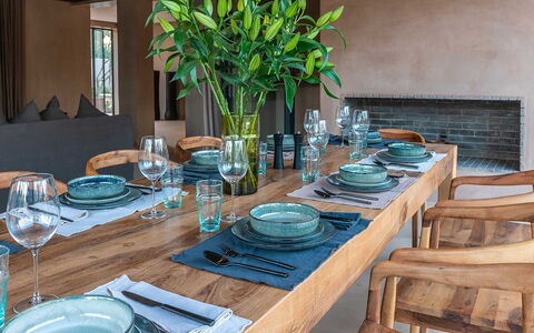 Dar Sun: Meubilair, Tafel, Interieur Ontwerp, Hout, Tableware, Eetkamer, Keuken En Eettafel, Stoel, Serveware, Flooring