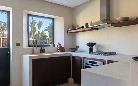 Dar Sun: Countertop, Interieur Ontwerp, Keuken, Kamer, Cabinetry, Toestel Van De Keuken, Kraan, Loodgieterswerkinrichting, Wastafel, Fornuis