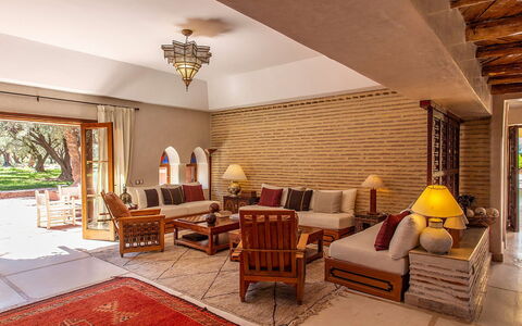 Villa Royale: Meubilair, Flooring, Hout, Verdieping, Bankstel, Interieur Ontwerp, Stoel, Woonkamer, Tafel, Plafond