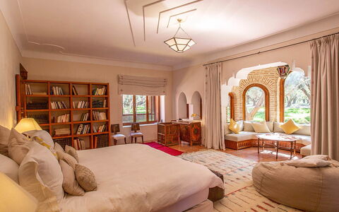 Villa Royale: Interieur Ontwerp, Meubilair, Flooring, Verdieping, Kamer, Huis, Plafond, Slaapkamer, Bed, Bedding