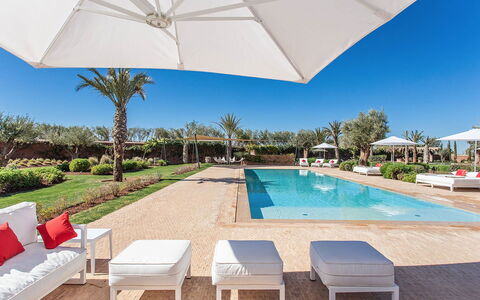 Villa Delizia: Zwembad, Toevlucht, Buitenmeubels, Paraplu, Landscaping, Tuin, Ligstoel, Eco Hotel, Schaduw