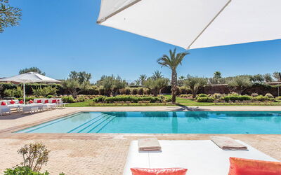 Villa Delizia: Zwembad, Toevlucht, Buitenmeubels, Tuin, Ligstoel, Landscaping, Paraplu, Hacienda, Eco Hotel, Schaduw