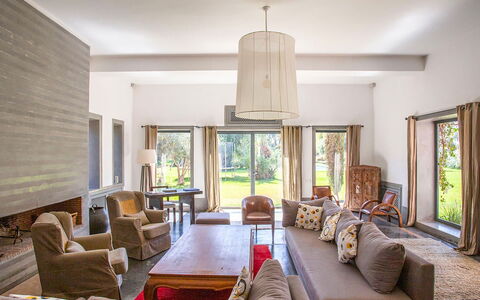 Villa Elio: Meubilair, Interieur Ontwerp, Flooring, Verdieping, Bankstel, Hout, Plafond, Woonkamer, Kamer, Huis