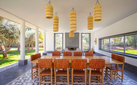 Villa Elio: Meubilair, Interieur Ontwerp, Flooring, Plafond, Tafel, Verdieping, Stoel, Keuken En Eettafel, Beits, Eetkamer