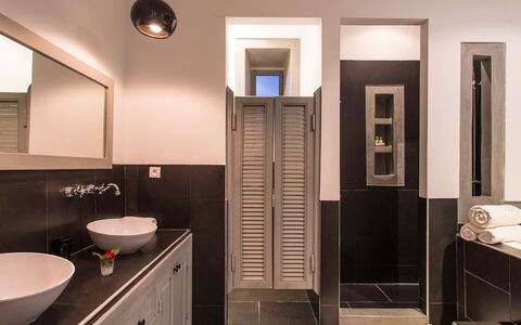 Villa Elio: Interieur Ontwerp, Badkamer, Loodgieterswerkinrichting, Flooring, Muur, Verdieping, Wastafel In De Badkamer, Wastafel, Plafond, Lichte Inrichting