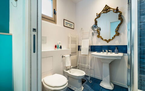 Casa Gentile: Flooring, Interieur Ontwerp, Loodgieterswerkinrichting, Verdieping, Badkamer, Wastafel In De Badkamer, Kraan, Appartement, Deur, Loodgieter