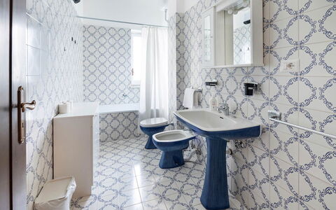 Casa Iago: Flooring, Verdieping, Tegel, Loodgieterswerkinrichting, Badkamer, Loodgieter, Kraan, Ontwerp, Wastafel