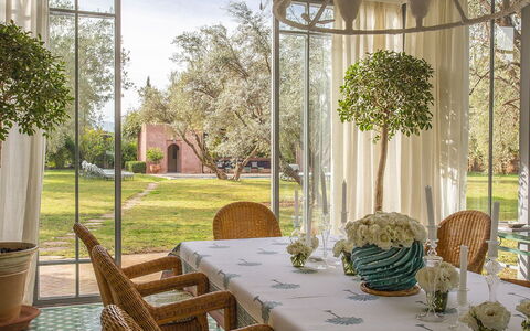 Villa Mauri: Meubilair, Stoel, Tafel, Interieur Ontwerp, Keuken En Eettafel, Verlichting, Eetkamer, Schaduw, Restaurant, Kamerplant
