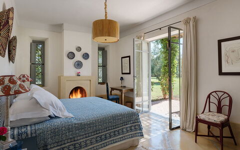 Villa Mauri: Meubilair, Interieur Ontwerp, Slaapkamer, Muur, Bed, Verdieping, Flooring, Huis, Plafond, Hout