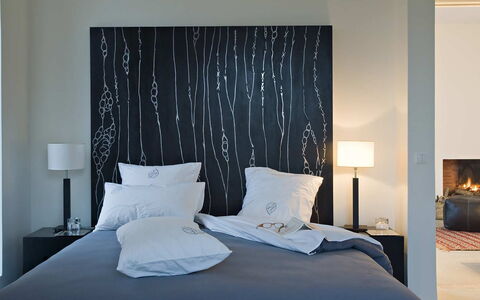 Villa Noria: Meubilair, Slaapkamer, Bed, Interieur Ontwerp, Bedding, Laken, Hout, Linens, Textiel, Verlichting