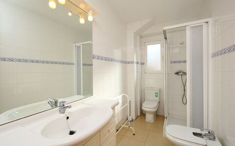 Giner: Badkamer, Eigendom, Kamer, Kraan, Interieur Ontwerp, Loodgieterswerkinrichting, Onroerend Goed, Architectuur, Gebouw, Tegel