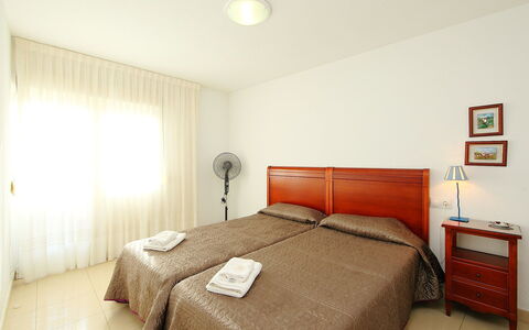 Giner: Slaapkamer, Kamer, Bed, Meubilair, Laken, Eigendom, Bedding, Bed Frame, Interieur Ontwerp, Verdieping
