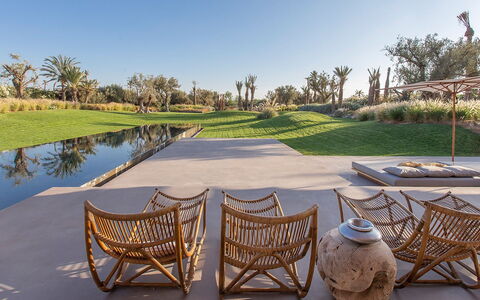 Villa Palmeraie: Tuin, Landscaping, Buitenmeubels, Toevlucht, Eco Hotel, Vijver, Ligstoel