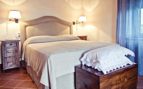 Villa Selvamica: Meubilair, Bed, Interieur Ontwerp, Slaapkamer, Verdieping, Bedding, Flooring, Laken, Hout, Linens